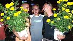 ជនបរទេសទទួលបុណ្យតេតប្រពៃណីវៀតណាម។